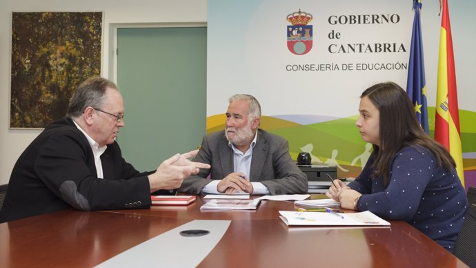 Ruiz se reúne con el alcalde de Campoo de Yuso