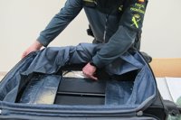 Hallan en el aeropuerto de Valencia dos kilos de cocaína y 390 cajetillas de tabaco en maletas