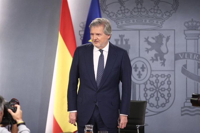 Rueda de prensa de Méndez de Vigo tras el Consejo de Ministros