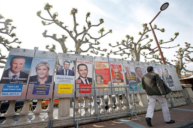 Carteles de los candidatos a las presidenciales en Francia