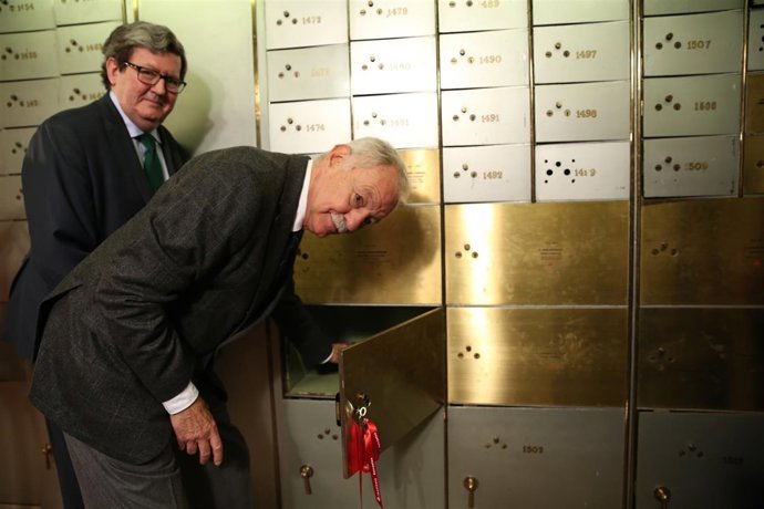 Eduardo Mendoza deposita su legado en la Caja de las Letras