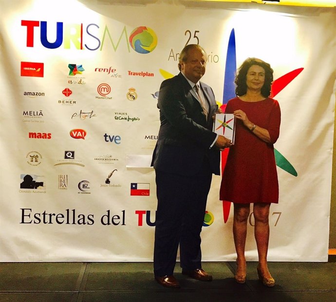 El presidente del ICTE, Miguel Mirones, recoge el premio 'Estrellas del Turismo'