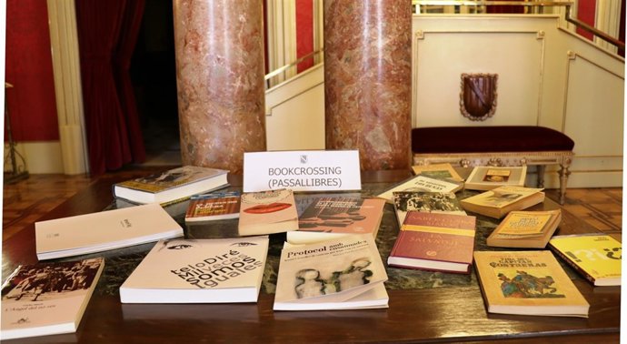 Intercambio de libros en el Parlament por el Día de Sant Jordi