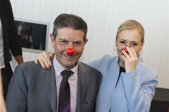 Cifuentes se fotografía con una nariz de payaso de 'Sonrisa Médica'