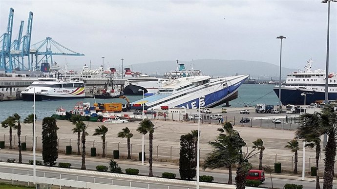 Ferry hundiéndose en el puerto de Algeciras