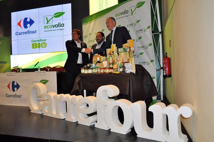 Carrefour y Ecovalia firman un convenio.