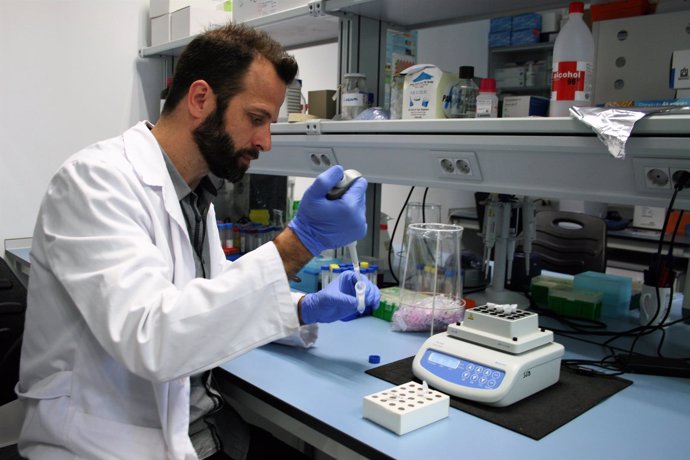 El investigador José Ruiz en los laboratorios del Citius