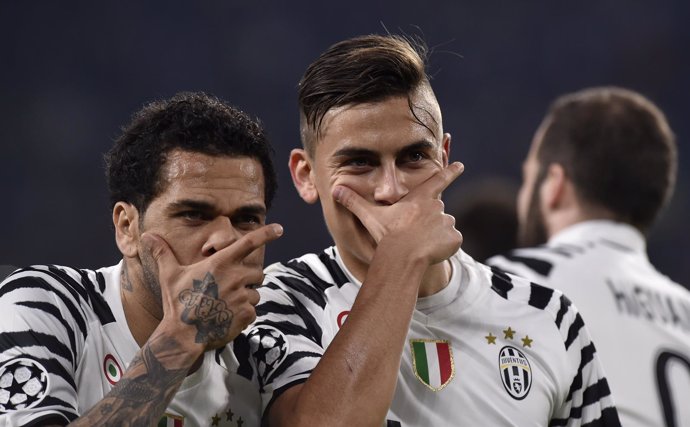 Dani Alves y Paulo Dybala celebran un gol con la Juventus