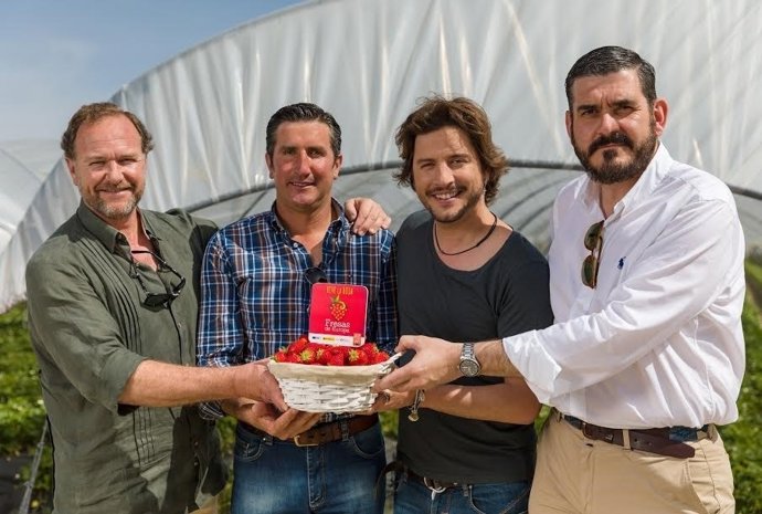 El cantante Manuel Carrasco visita campo de fresas.