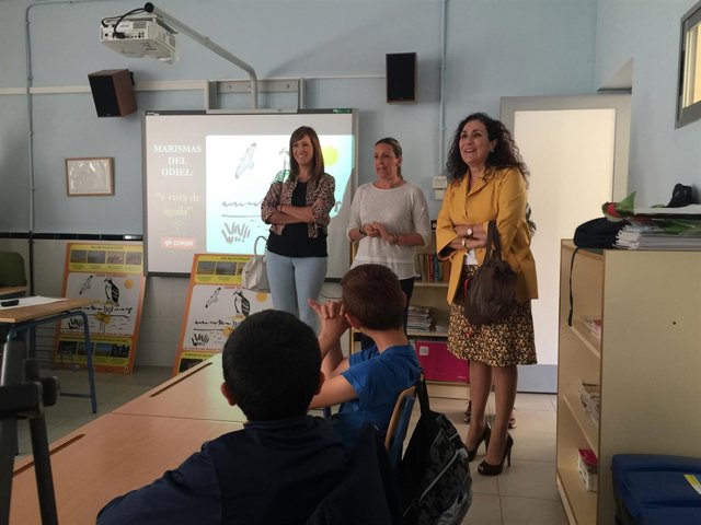Charla en un colegio sobre el águila pescadora. 
