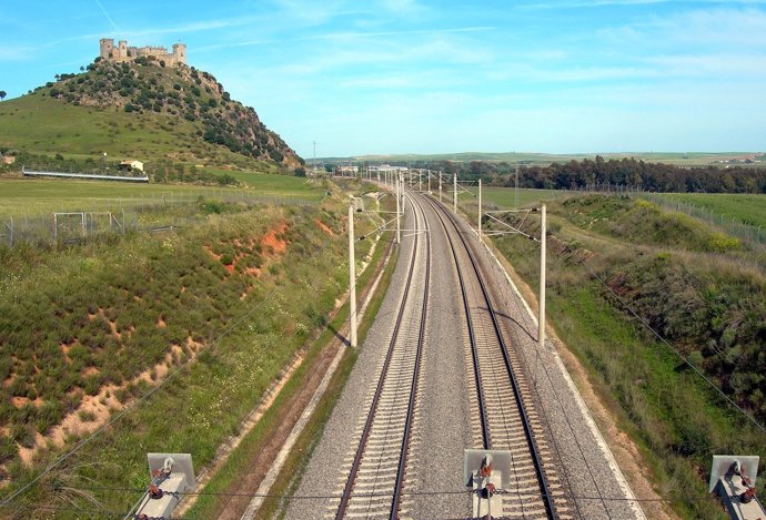 Las vías del AVE, junto a las que se sitúa el Castillo de Almodóvar