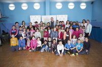 Alumnos de los barrios portuarios de Motril se suman a una lectura colectiva en el Club Náutico