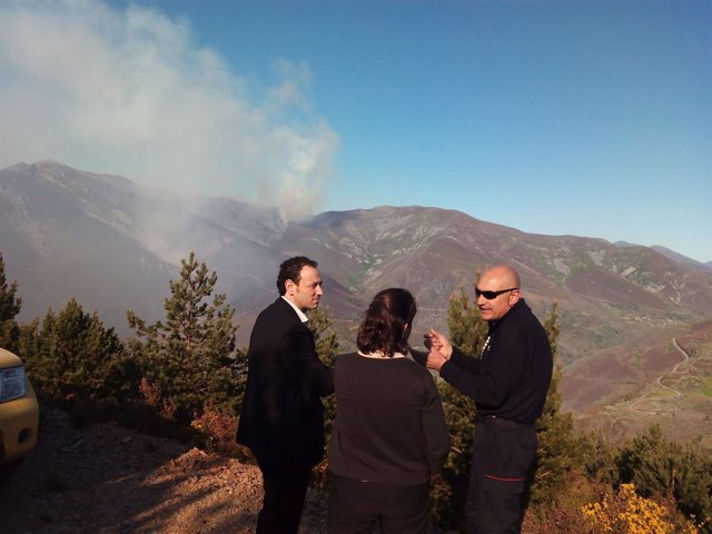 El consejero (izquierda), cerca del incendio de Omente (Ibias). 