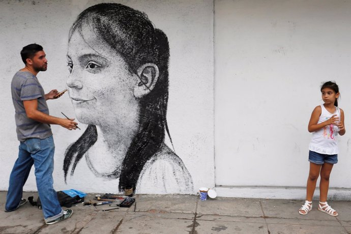 Ariadna Herrera, de seis años, posa para el artista cubano  Maisel López