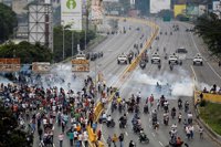 La oposición acusa a los grupos armados de la violencia en las protestas contra el Gobierno de Maduro