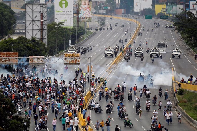 Enfrentamientos entre policías y manifestantes en Caracas