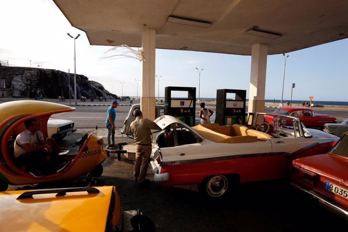 Varios turismos repostan en La Habana, Cuba.