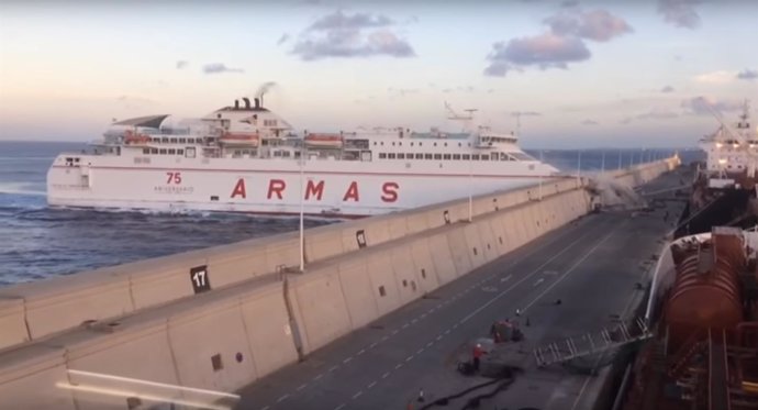 Colisión de un ferry contra el Muelle Nelson Mandela de Las Palmas de Gran Canar