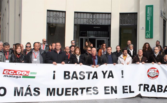 Concentración de UGT y CCOO por la última muerte por accidente laboral en Málaga