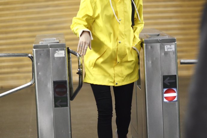 Viajera entrando en una estación de Metro de Madrid, viajero, viajeros