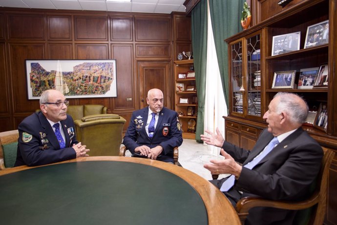Los representantes de la Asociación de Veteranos Paracaidistas con Gabriel Amat.