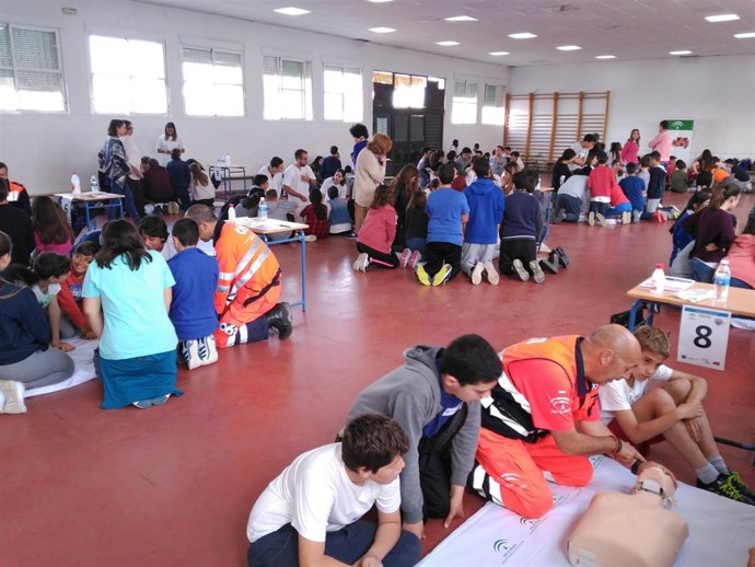 El 061 entrena en primeros auxilios a alumnos onubenses 