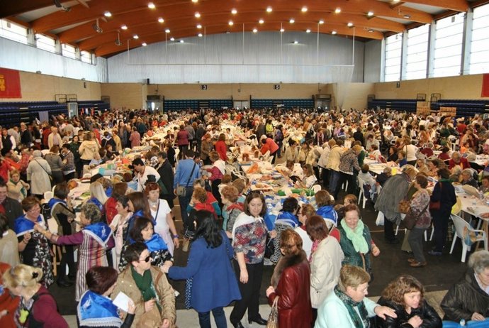Participantes en un anterior Encuentro de Encajeras.