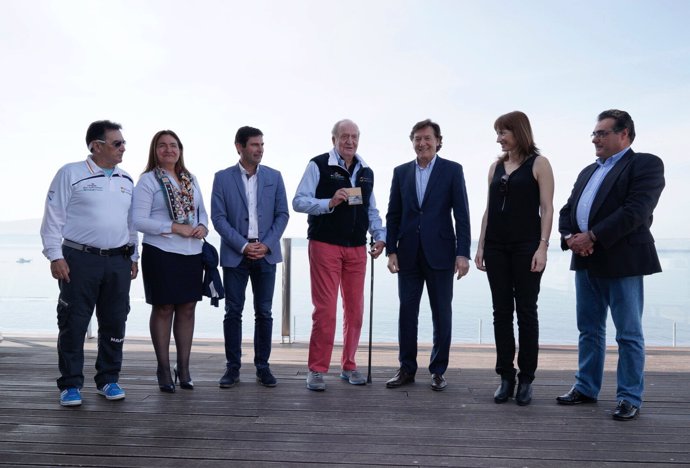 El Rey Juan Carlos recibe la licencia de honor de vela en Sanxenxo