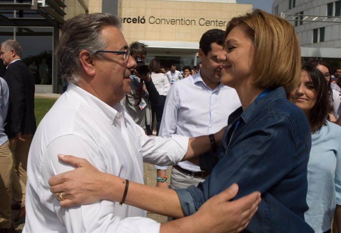 María Dolores de Cospedal saluda a Juan Ignacio Zoido en el Congreso de NNGG