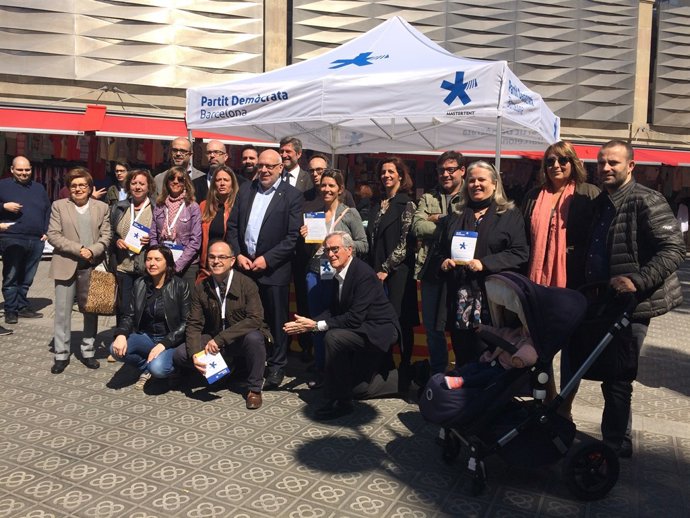 Carpa de la iniciativa del PDeCAT situada l'Eixample