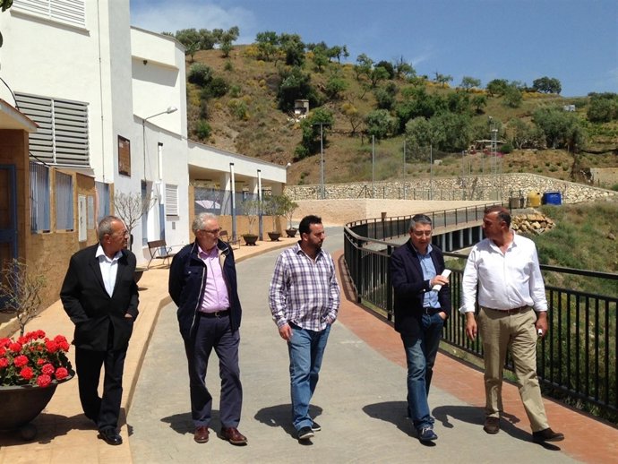 Los diputados Francisco Salado y José Ramón Del Cid en una visita a Moclinejo 