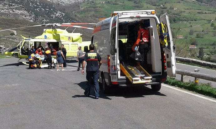 Evacuación de un ciclista en el Puerto de la Sía