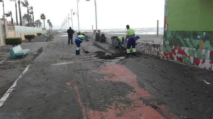 Limasa actuando en el paseo marítimo de Málaga tras el temporal, platya, arena 