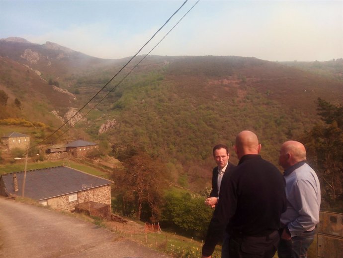 Guillermo Martínez visita la zona afectada por un incendio en Illano. 