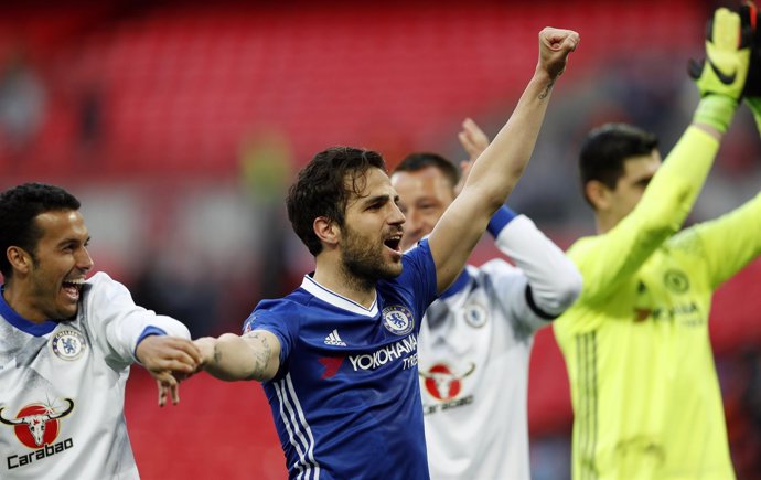 Cesc Fábregas y Pedro celebran el pase del Chelsea a la final de la FA Cup