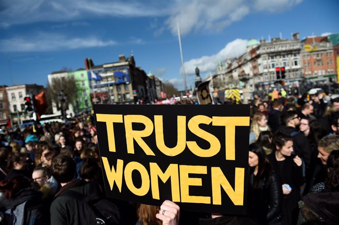 Un grupo de irlandeses se manifiestan a favor de una ley del aborto más liberal.