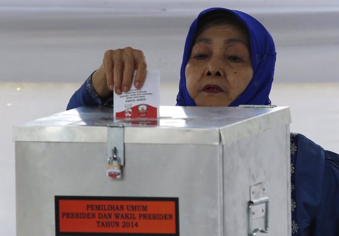 Una mujer indonesia vota en las elecciones presidenciales.