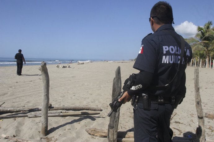 Un policía patrulla las calles de Acapulco.