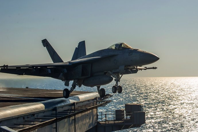 Caza F/A-18E Super Hornet despega del portaaviones 'USS Carl Vinson'.