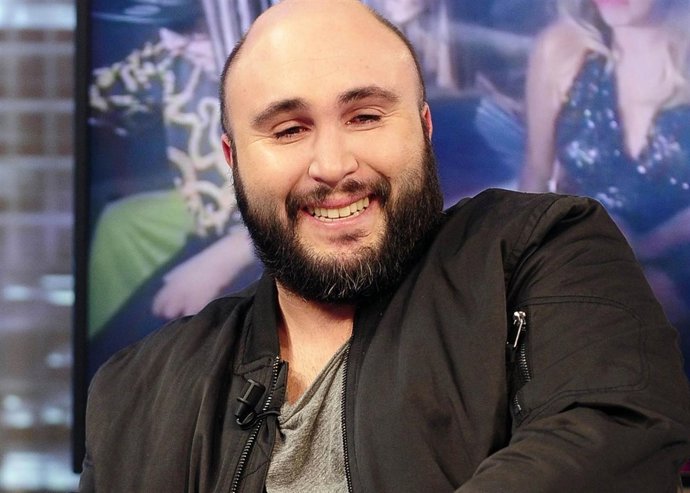 Kiko Rivera de bolo con su hermana y su mujer Irene./ Europa Press