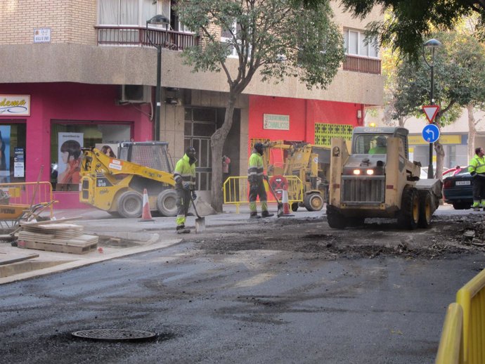 Trabajadores realizando obras en una calle, asfaltado, máquinas