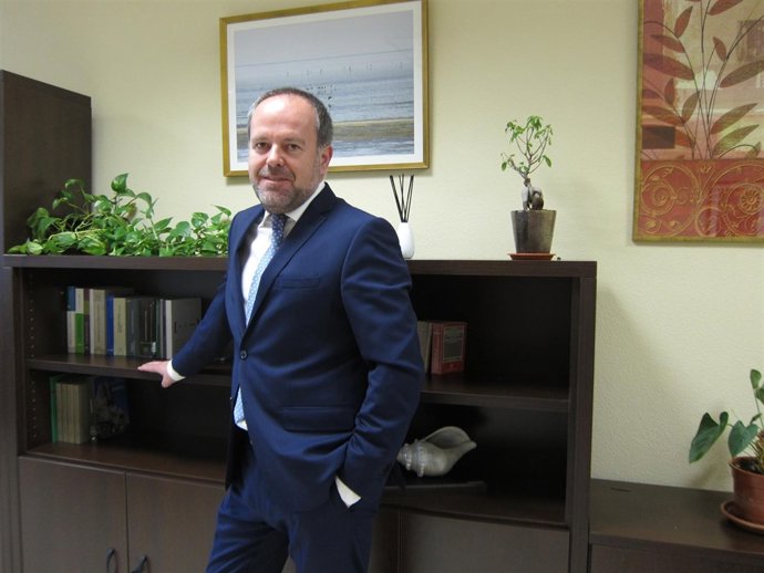 Francisco de Paula Algar en su despacho