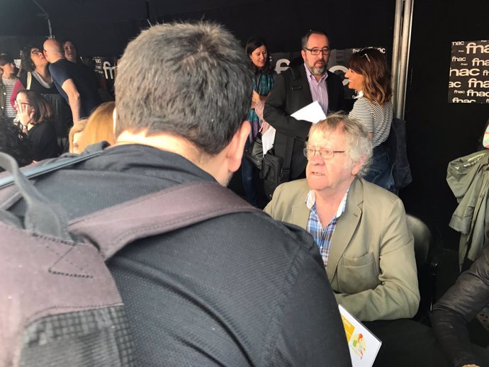 El escritor Ian Gibson firmando libros por Sant Jordi en Barcelona