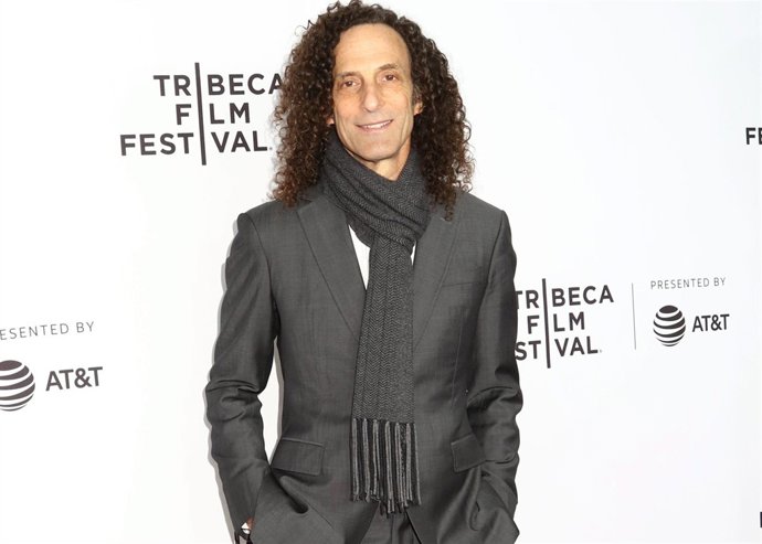 Kenny G toca a 9.000 metros de altura por una buena causa./ Cordon Press