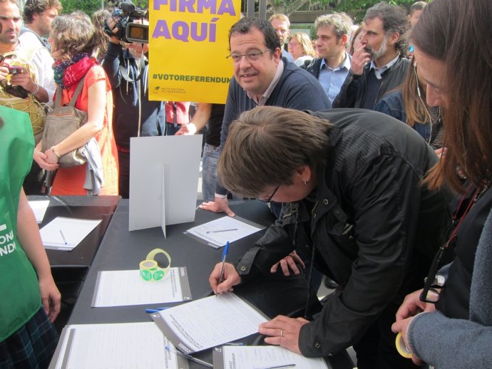 Joan Ignasi Elena recull signatures per l'Pacte pel Referèndum            