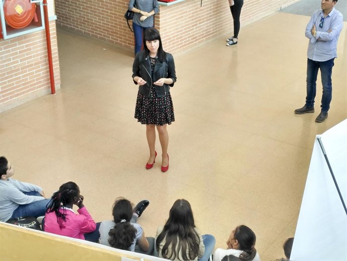 La diputada Dolores Martínez charlando con los jóvenes de Vícar.