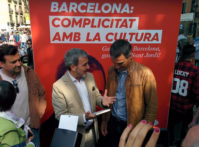 J.Collboni y P. Sánchez en las Ramblas durante este Sant Jordi