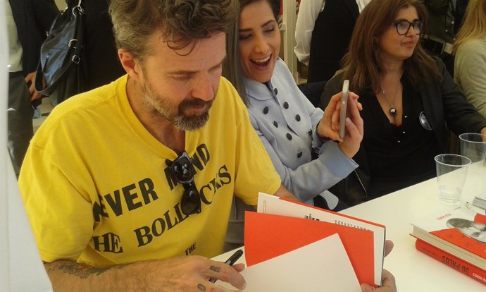 El cantante Pau Donés firma libros este Sant Jordi 