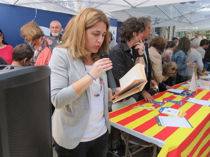M.Pascal (PDeCAT) en les Rambles amb motiu de Sant Jordi         
