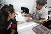 Los barceloneses se tatúan frases literarias para evidenciar su "pasión" lectora